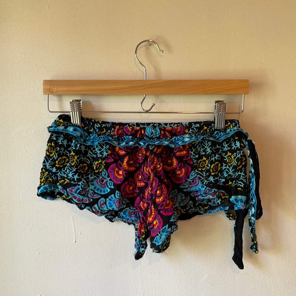 Yireh Pantai Shorts